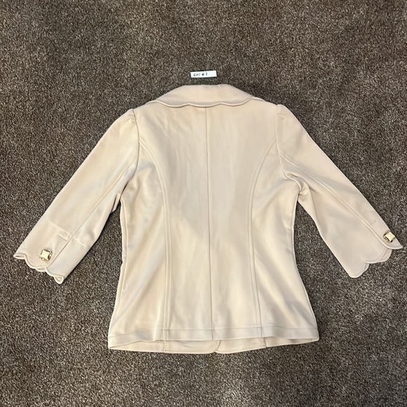 2/$30 Medium blazer in excellent condition. - Picture 7 of 10